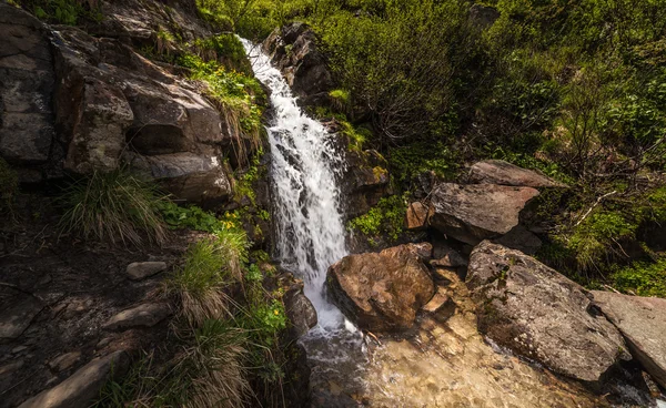 Beautiful small waterfall In Mountains, Ukraine. — Stock Photo, Image