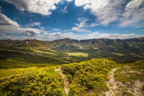 Hermoso paisaje de montañas en Cárpatos — Foto de Stock
