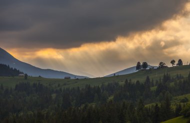 dağlarda yaz aylarında akşam peyzaj