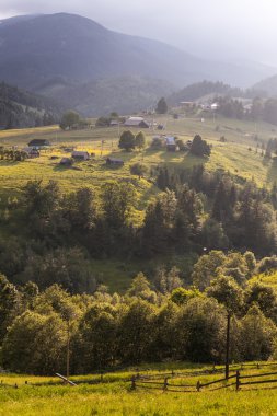 dağlarda yaz aylarında akşam peyzaj