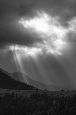 dağlarda yaz aylarında akşam peyzaj