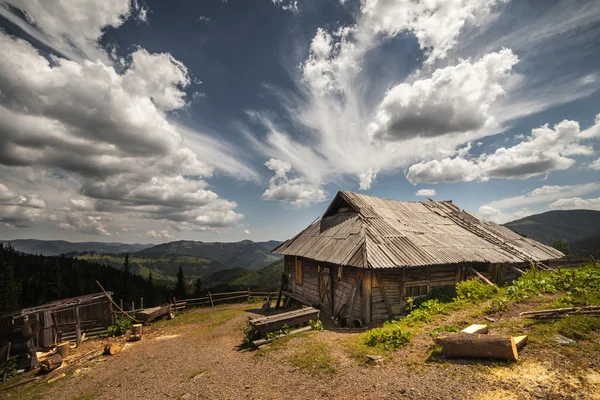 Vecchia casa tradizionale in legno in montagna — Foto Stock
