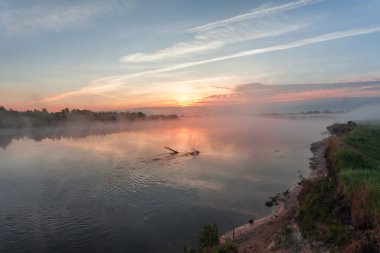 Şafak ışığı göl ilk ışınlarının yansımasıdır