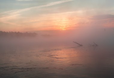 Şafak ışığı göl ilk ışınlarının yansımasıdır