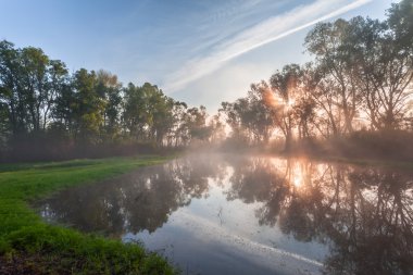 nehir üzerinde renkli günbatımı