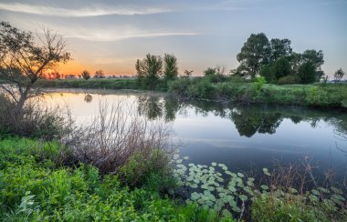 nehir üzerinde renkli günbatımı