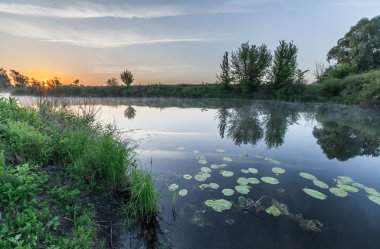 nehir üzerinde renkli günbatımı