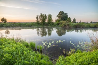 nehir üzerinde renkli günbatımı
