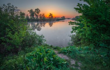 nehir üzerinde renkli günbatımı