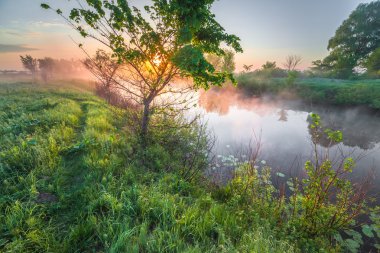 nehir üzerinde renkli günbatımı