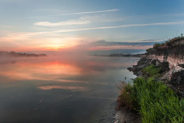 Weerspiegeling van de eerste zonnestralen dageraad in het meer — Stockfoto