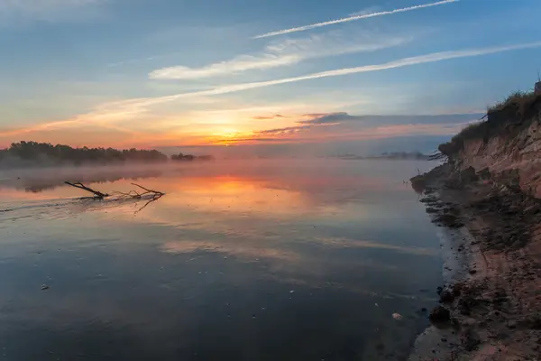 Reflejo de los primeros rayos de sol del amanecer en el lago — Foto de Stock