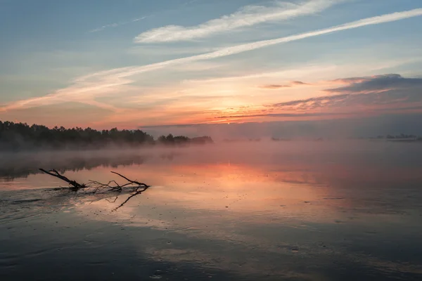 湖の夜明け日光の最初の光線の反射 — ストック写真