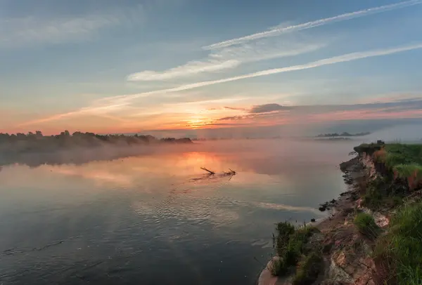Reflejo de los primeros rayos de sol del amanecer en el lago —  Fotos de Stock