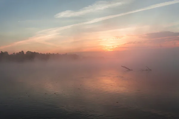 Reflejo de los primeros rayos de sol del amanecer en el lago —  Fotos de Stock