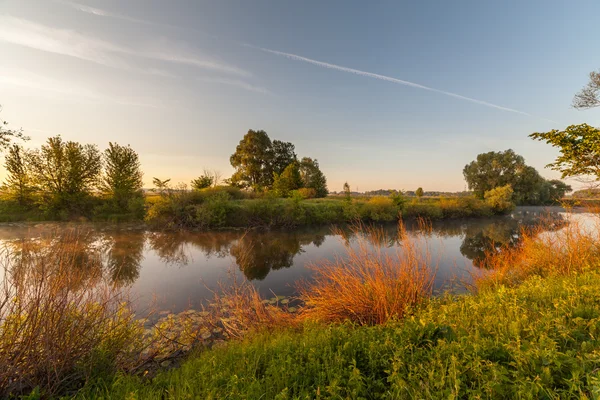 Zomer zonsopgang boven de rivier met een mist — Stockfoto