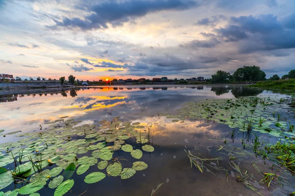 Barevný západ slunce na řece — Stock fotografie