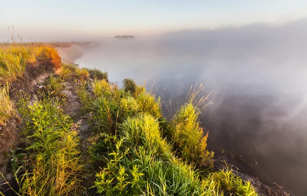 Sommersonnenaufgang über dem Fluss mit Nebel — Stockfoto