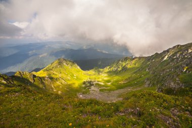 Dağların üzerinde fırtına bulutları 