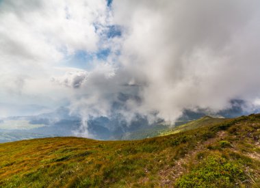 Fırtınalı hava durumu - dağlar ve bulutlar