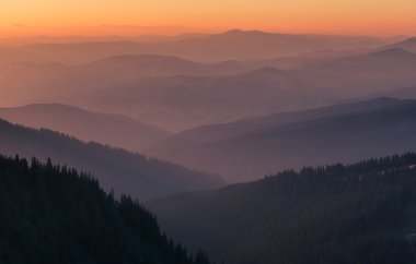 Uzak dağ silsilesi ve bulutların üstünde vadiler ince tabaka