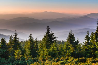Uzak dağ silsilesi ve bulutların üstünde vadiler ince tabaka