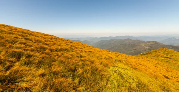 Красиві гори пейзаж у Карпатський — стокове фото