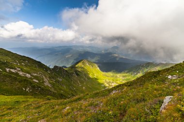 Dağların üzerinde fırtına bulutları 