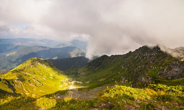 Storm moln över bergen — Stockfoto