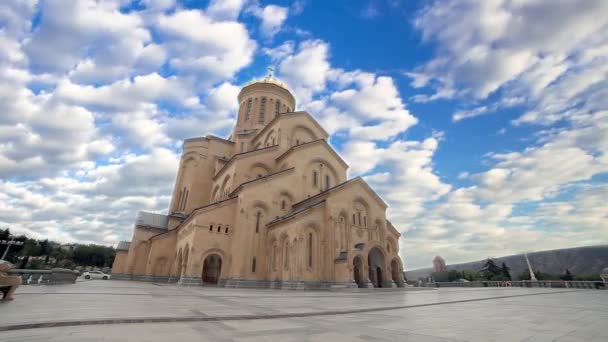 游戏中时光倒流的美丽 Tsminda Sameba 大教堂的格鲁吉亚首都第比利斯的视频 — 图库视频影像