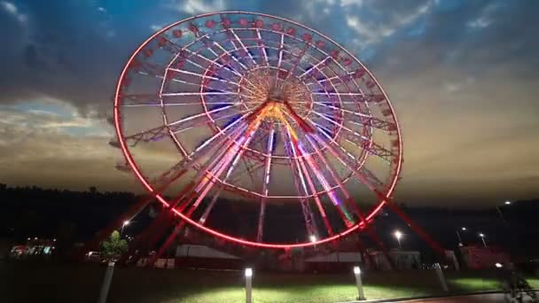 Idő telik el a ferris kerék városban Batumi, Georgia. — Stock videók