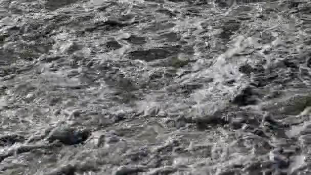 Волны катятся по пляжу в бурный день, Батум, Джорджия — стоковое видео