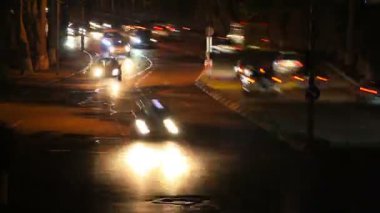 Şehirde gece trafik. Aya iniyor. Yoğun trafik