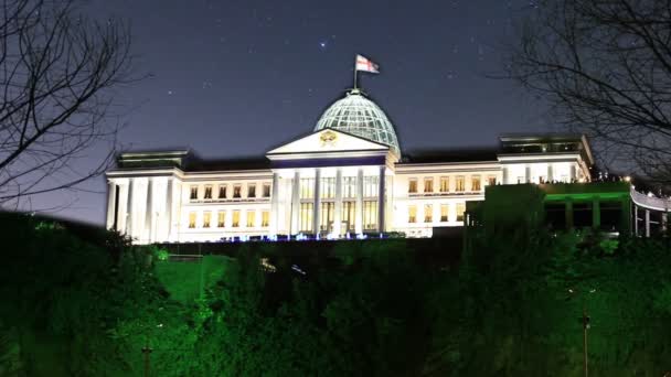 De Georgische vlag is in top van het presidentiële paleis van glas koepels in Tbilisi — Stockvideo