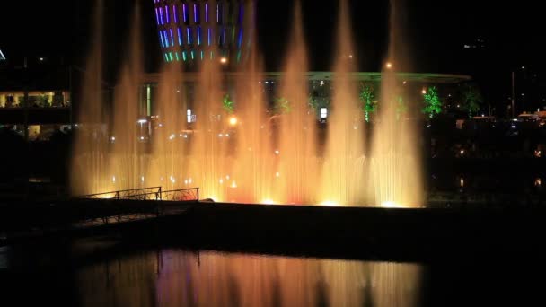 Night view of the dancing fountains.Colorful spectacle in the city center of Batumi — Stock Video