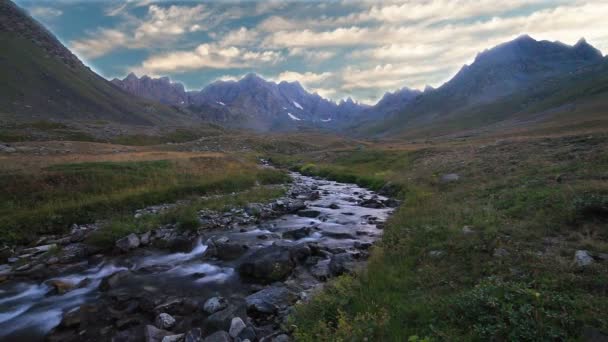 Fluss im Gebirgstal am Fuße des Mt. kackar, östliche Türkei, Schönheitswelt. hd video clip (hochauflösend) — Stockvideo