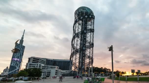 Batumi, GEORGIA - 28 de agosto de 2015: Alphabet Tower en el bulevar — Vídeos de Stock
