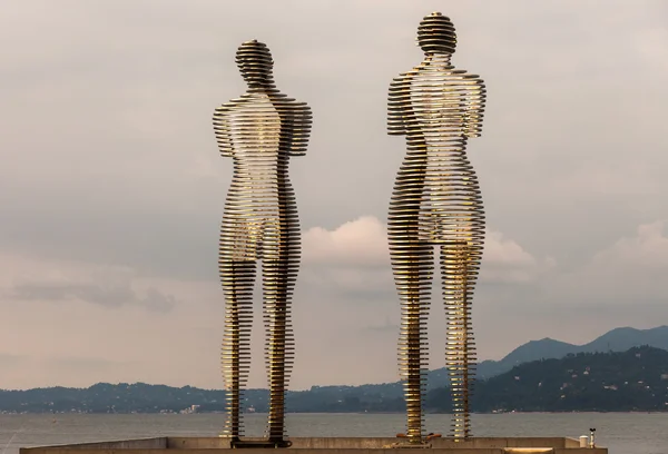 BATUMI, GEORGIA - 7 de julio: Estatua de Amor Ali y Nino el 7 de julio de 2015 en Batumi, Georgia. Steel Ali y Nino se mueven lentamente uno hacia el otro cada 10 minutos, siempre y cuando se reúnan y se fusionen en uno. —  Fotos de Stock