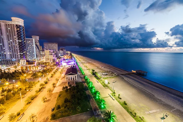 Moderno argine di Batumi la sera. Georgia — Foto Stock