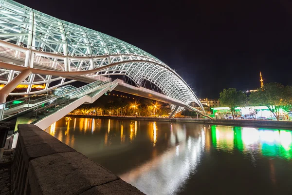 Tbilisi,Georgia- SEPTEMBER 8,2015: The peace bridge in Tbilisi, pedestrian bridge over the Mtkvari River in Tbilisi. On SEPTEMBER 8,2015. Tbilisi.Georgia — Stock Photo, Image