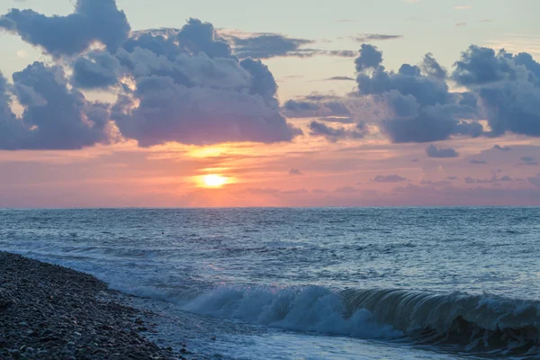 BATUMI, ADJARA, GEORGIA - 1 DE SEPTIEMBRE DE 2015: Puesta de sol escénica sobre el Mar Negro — Foto de Stock