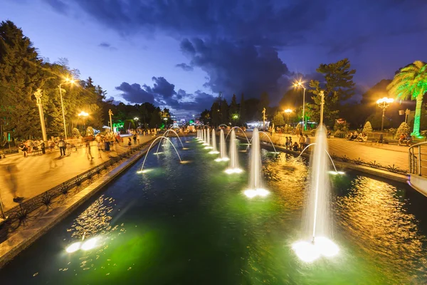 Batumi, Adzjarië, Georgië-1 september, 2015: Boulevard bij nacht in Batumi, fontein, Georgië — Stockfoto