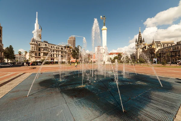 Batumi, Georgië - 7 September: Tijdperken Moedani plein met het standbeeld van de Medea op 7 September 2015 in Batumi, Georgië. In de afgelopen jaren zit Batumi alot van moderne constructie voor de ontwikkeling van het toerisme — Stockfoto