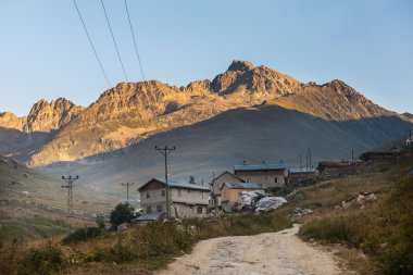 Bulutlarda Ayder Yaylası, Rize, Türkiye ile dağ evleri