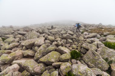 Sisin içinde büyük kayalar