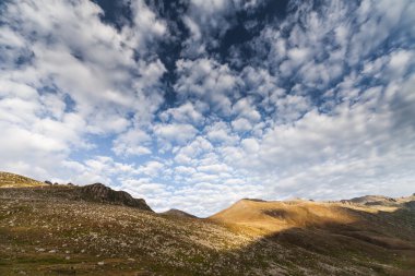 Sis ve bulut dağı sisli bir sabah