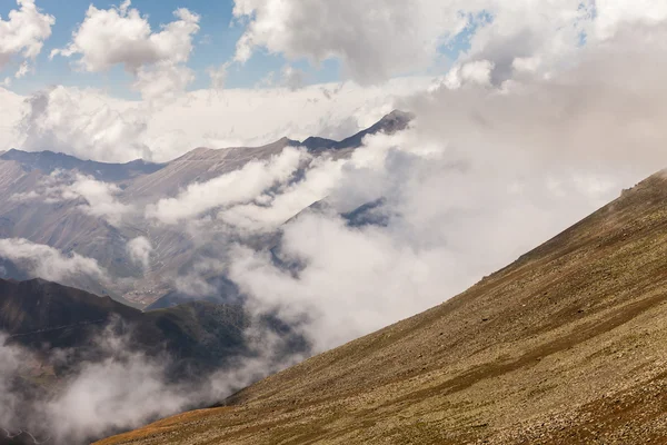 Sis ve bulut dağı sisli bir sabah — Stok fotoğraf
