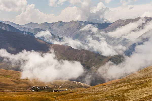 Sis ve bulut dağı sisli bir sabah — Stok fotoğraf