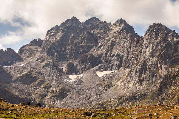 Questa è una vista colorata in Turchia montagne in estate — Foto Stock