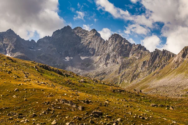 Questa è una vista colorata in Turchia montagne in estate — Foto Stock